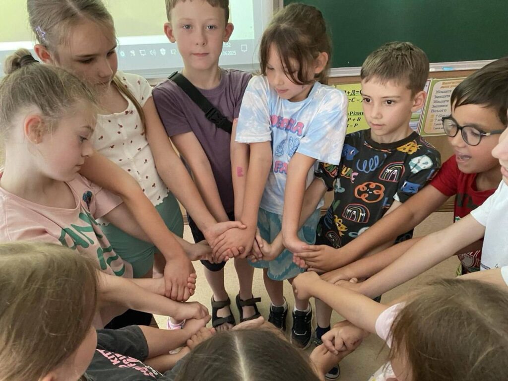 У Міжнародний день друзів у творчій лабораторії “Сузір’ячко” говорили про найцінніше — про дружбу У Міжнародний день друзів у творчій лабораторії “Сузір’ячко” говорили про найцінніше — про дружбу